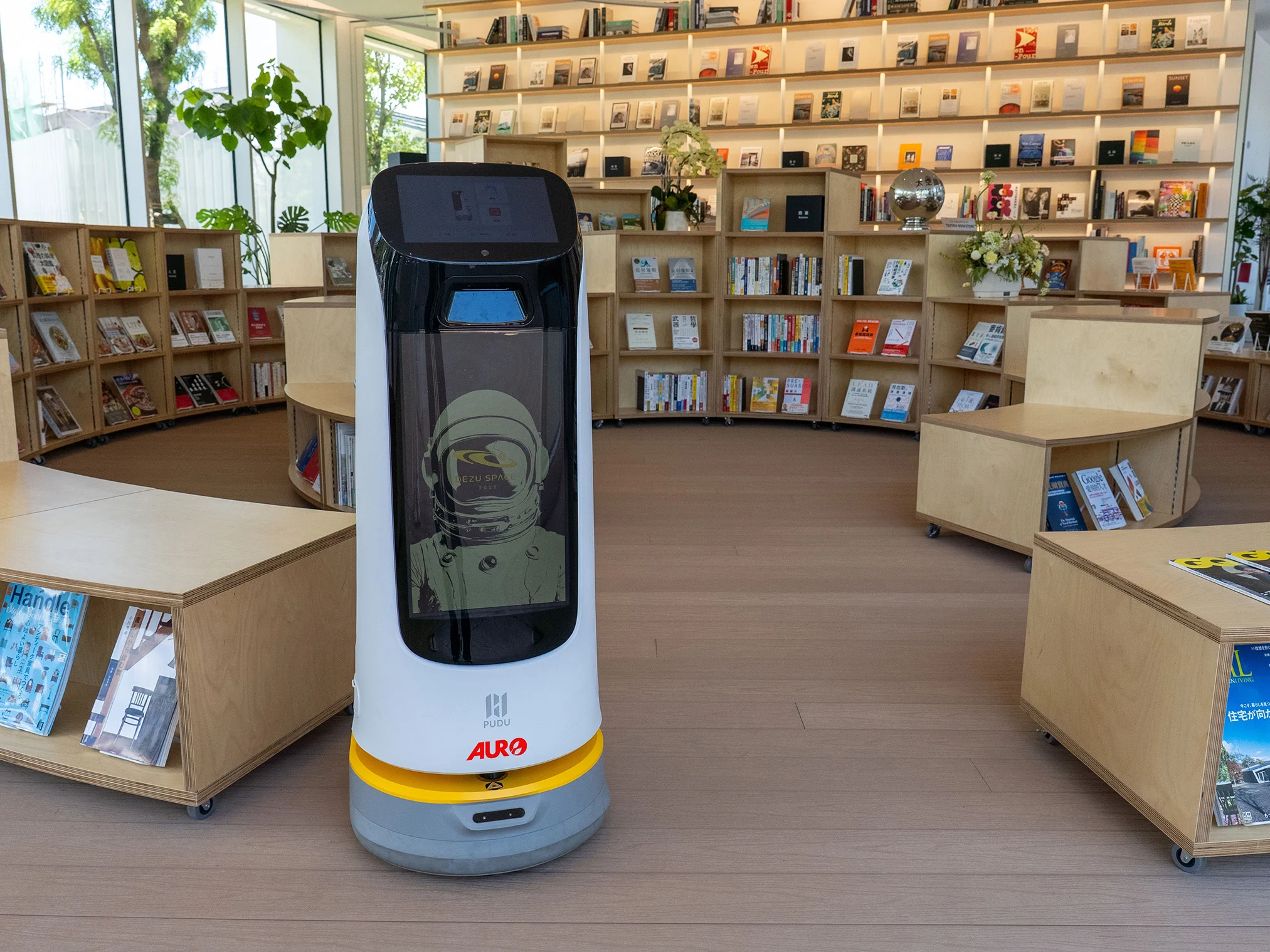 Pd30p 於德築宇宙總部太空圖書館擔任導覽員 Small