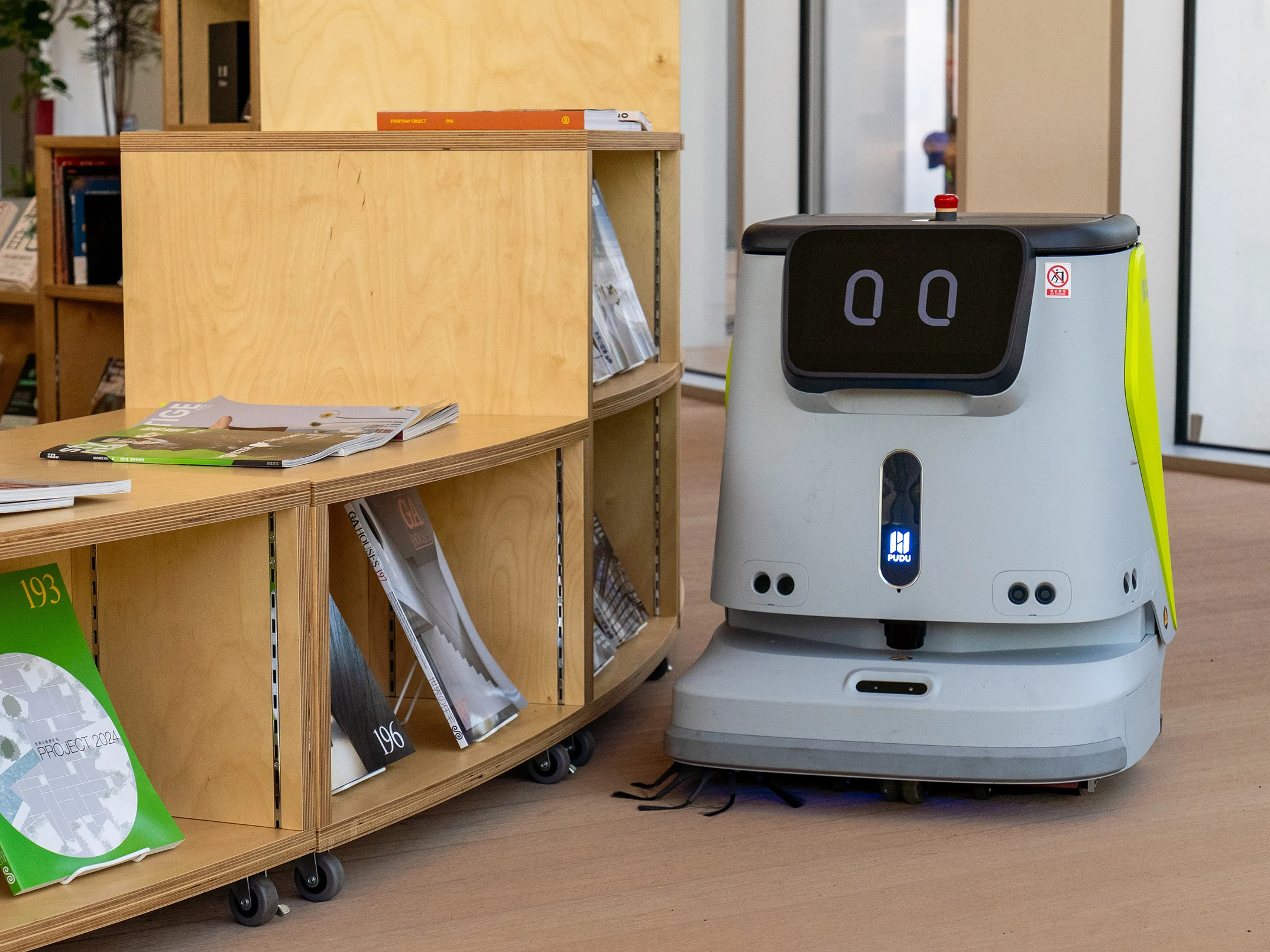 Cc1 清潔機器人於德築宇宙總部清掃 Small