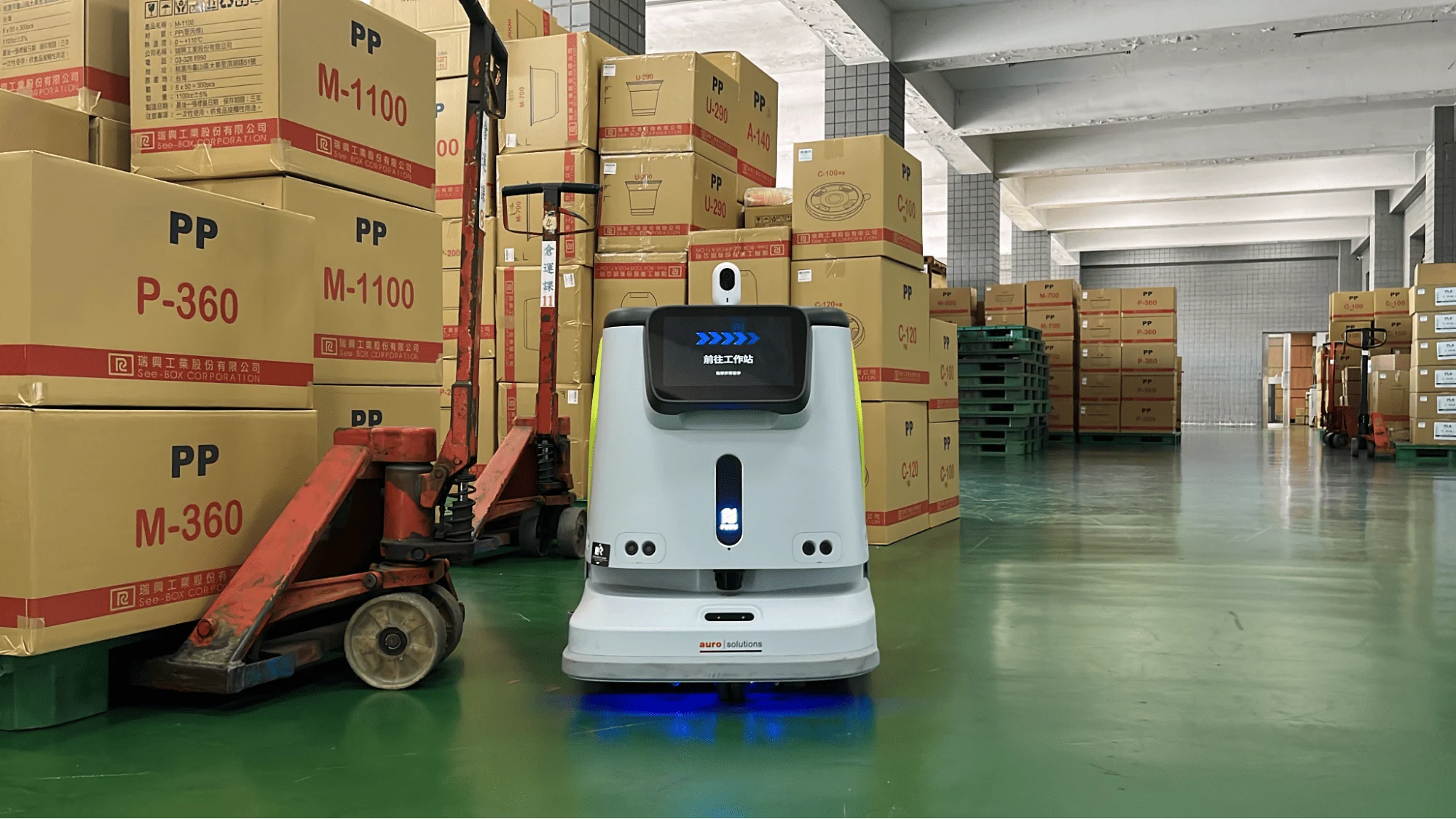 Cc1 清潔機器人於出貨碼頭區清掃畫面